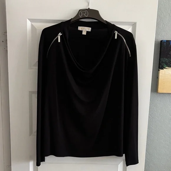 MICHAEL Michael Kors Black Top with Zipper Details - Picture 3 of 4
